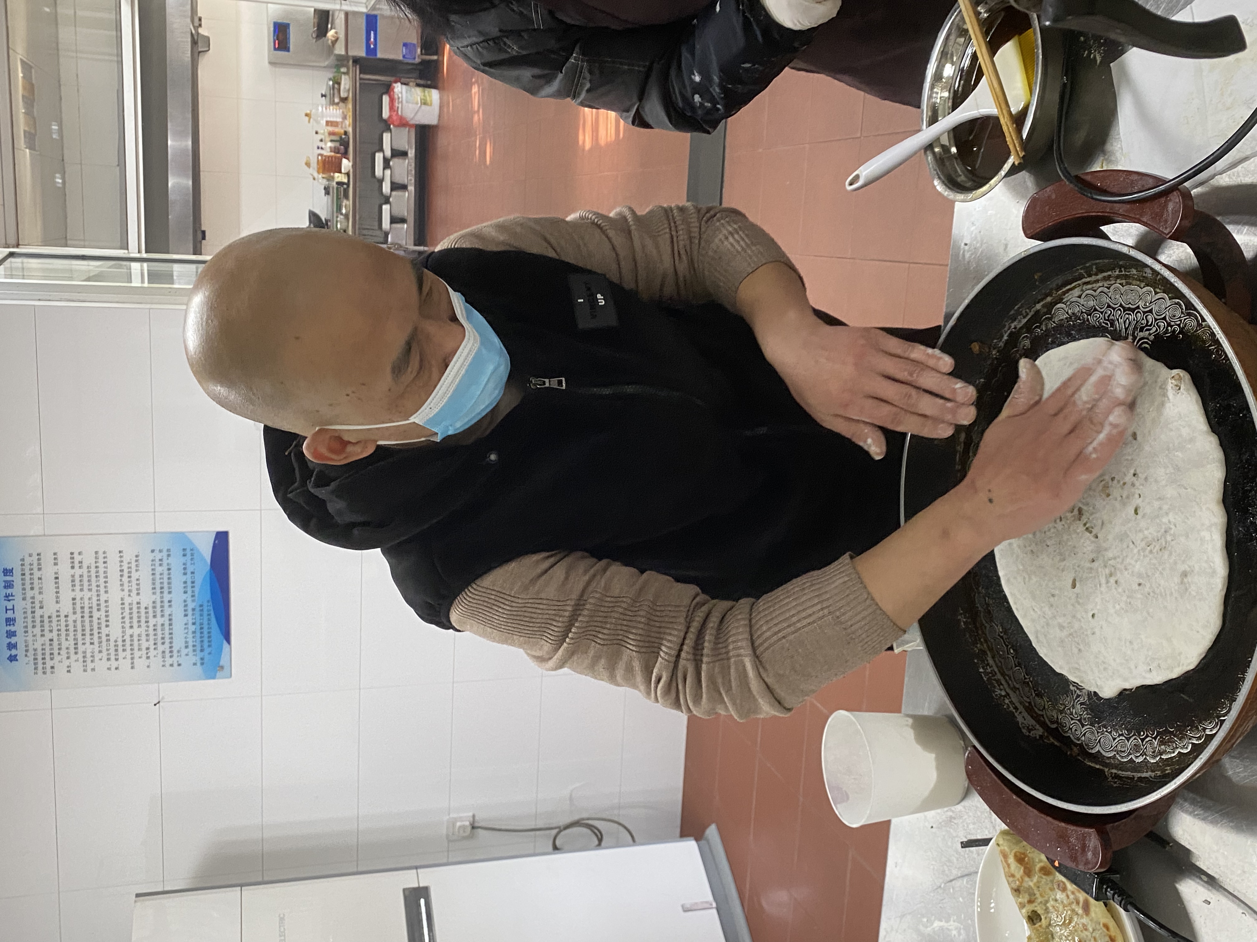 1671670324618785.jpg 制作麥餅現場林玲攝.jpg