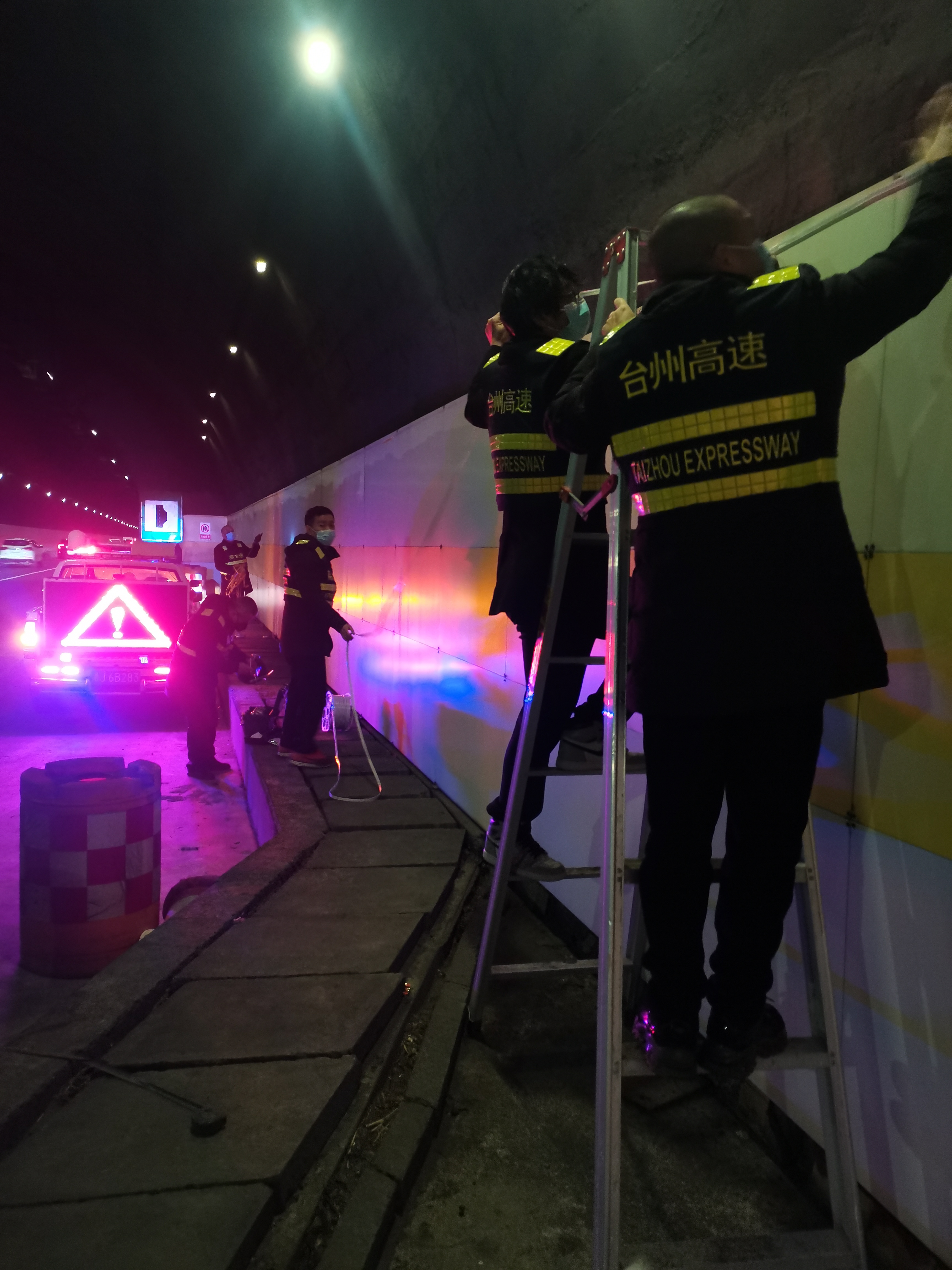 1673204390289197.jpg 安裝停車帶照明燈帶現場程常攝.jpg