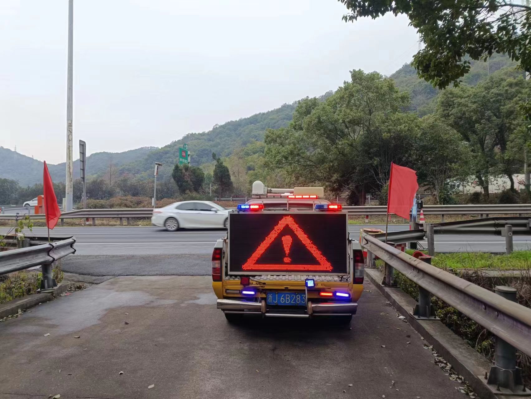 1675814921417774.jpg 安裝爆閃燈后的車輛柳媛攝.jpg