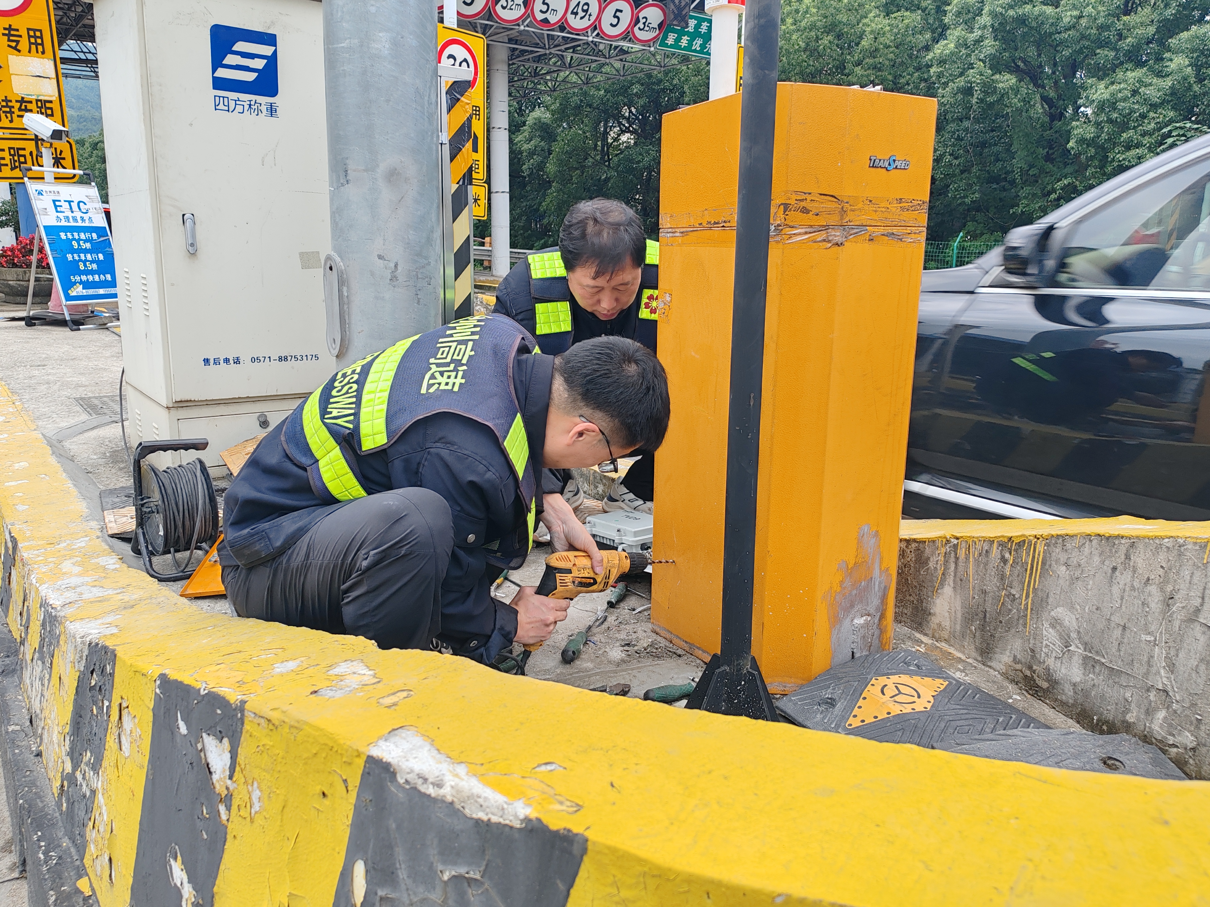 1730685723211372.jpg 圖為工作人員在安裝欄桿.jpg